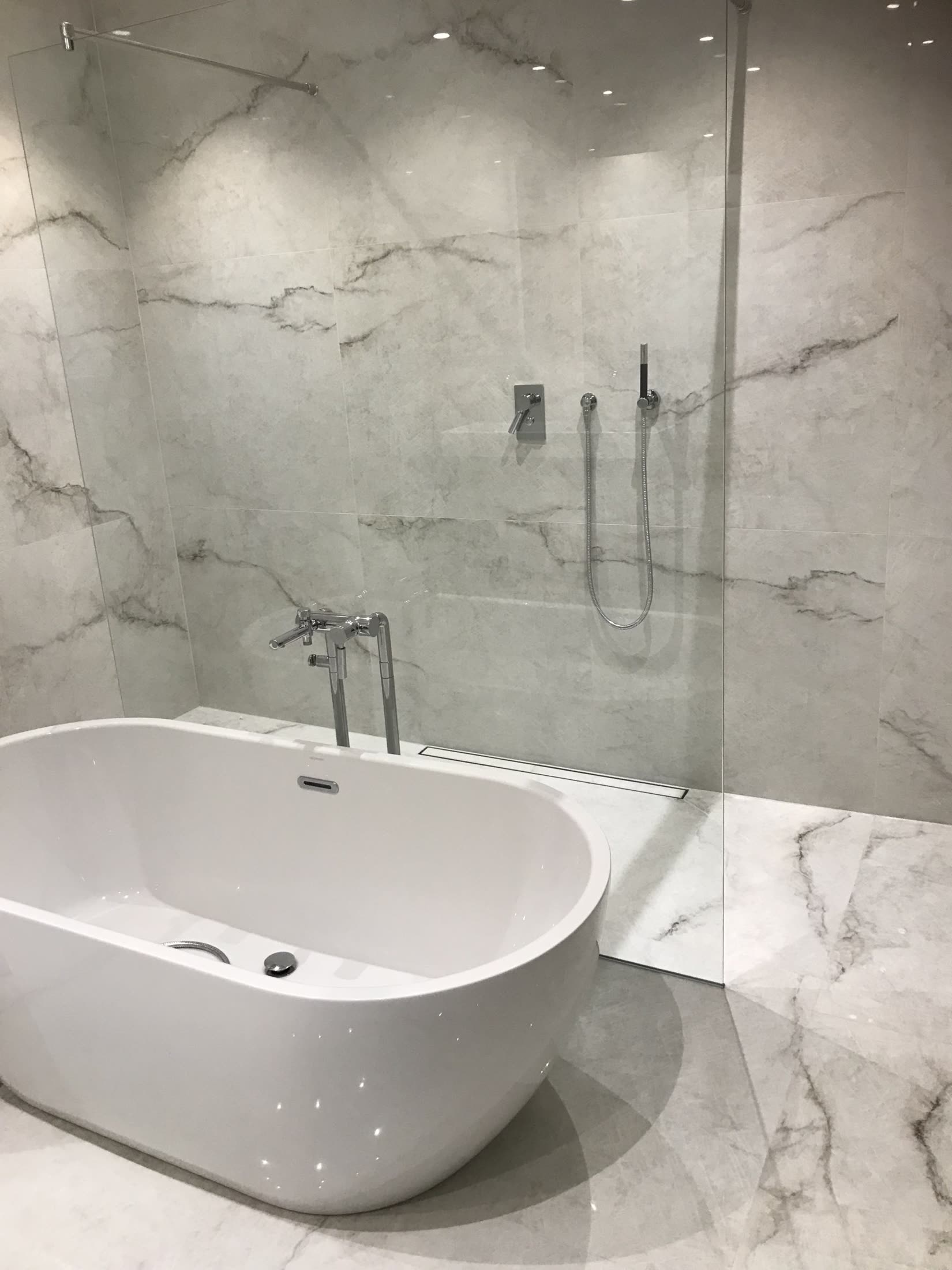 Freestanding bathtub with marble walls